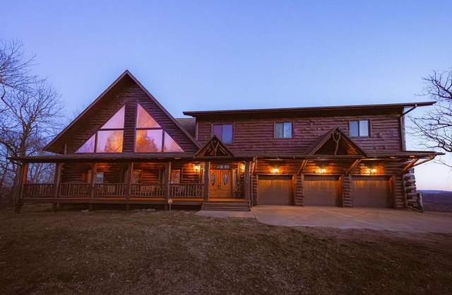 Wisconsin Log Cabin Lodge | Sleeps 16