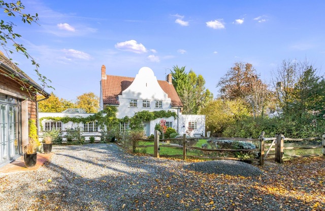 Wisteria House- Pretty country home dog friendly on request