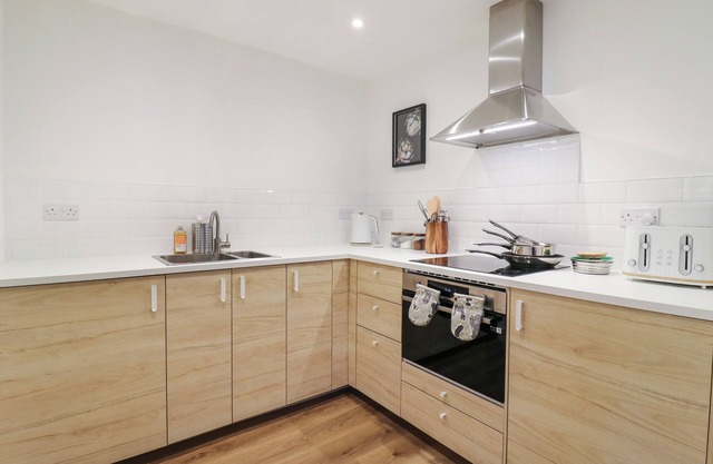 WISTERIA VIEW, pet friendly in Riseley