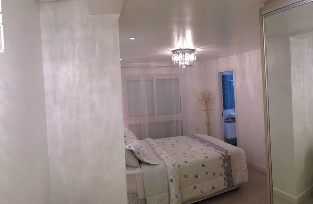 With 3 suites and 1 bedroom, CLIMATIZED, hydromassage, 340m from the beach