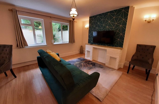 Wokingham Centre: 5 min walk from Station & high street. Free Parking + Garden.