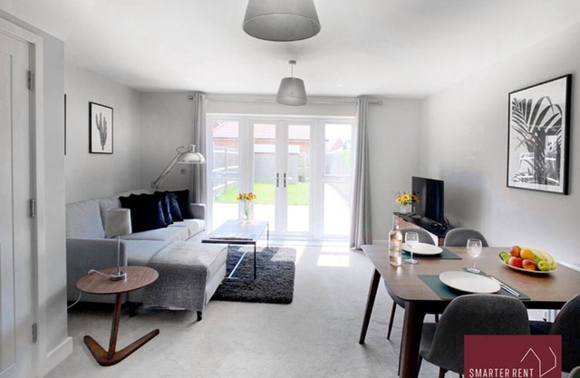 Wokingham - Garden, Parking, Pets Welcome