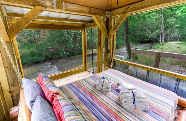 Wolf Creek Haven - Rustic Outdoor Kitchen, Swinging Porch Bed on Rushing Creek