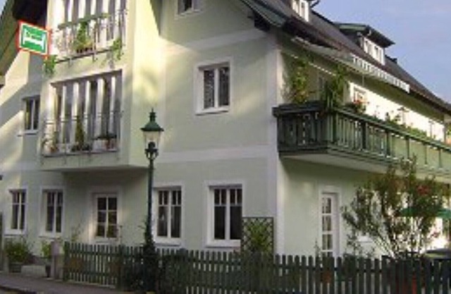 Wolfgangsee, center, near the lake, family vacation, skiing, whirlpool, dogs, SKY-TV