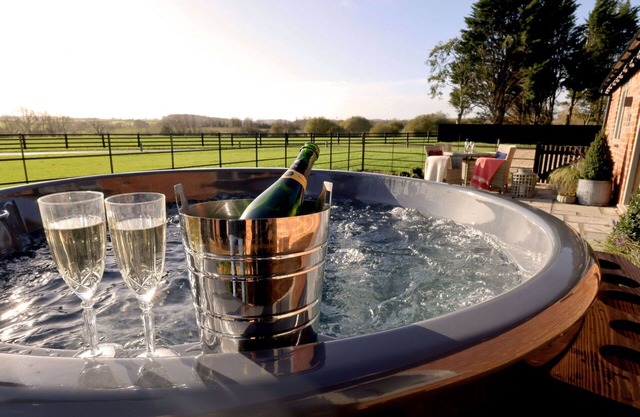 Wonderful villa for 2 people with pool, hot tub, WIFI, TV, terrace and pets allowed