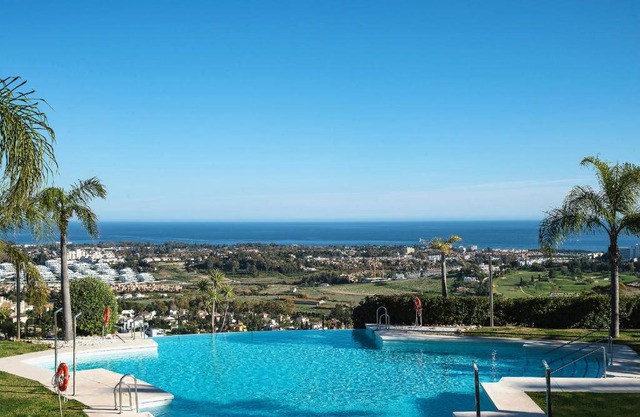 Wonderful 3-bedroom apartment with garden and amazing views Hacienda Senorio Cifuentes Marbella