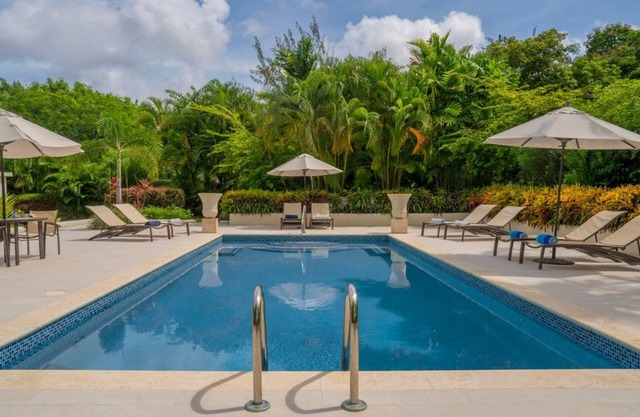 Wonderful 4 bedroom holiday house with private pool near the beach