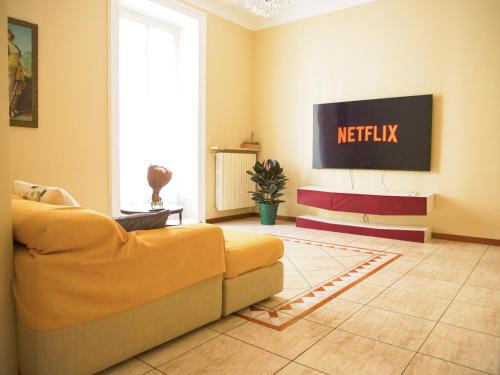 Wonderful downtown apartment-HD NETFLIX, KING-SIZE BED, two minutes' walk from metro