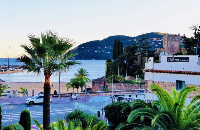 Wonderful apartment, between sea & pool!