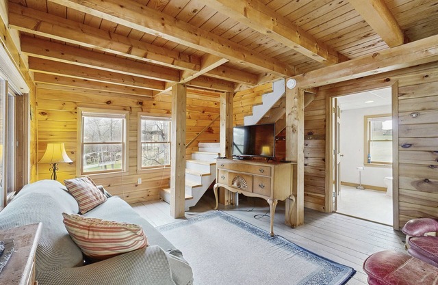 Wonderful Lakefront Gem W/Free WiFi, Dock, Private Beach, Kayaks, Canoe & More