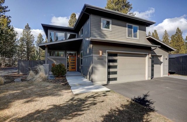 Wonderful Modern Gem Near Trails & Mt Bachelor, Huge Deck, Hot Tub, Fireplace Gourmet Kitchen
