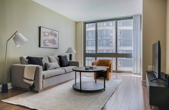 Wonderful Mt Vernon 1BR w/Gym & Roof Pool, nr Dining, by Blueground