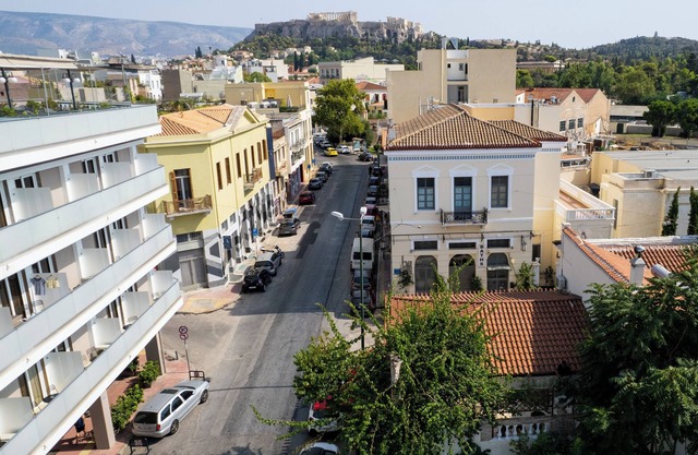 Wonderful Neoclassical with Acropolis view , free parking, fireplace & terrace!