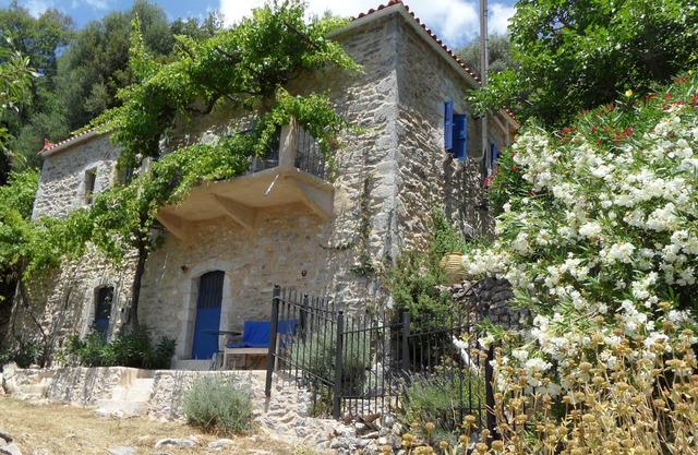 Wonderful old stone house, with a view on sea and mountains