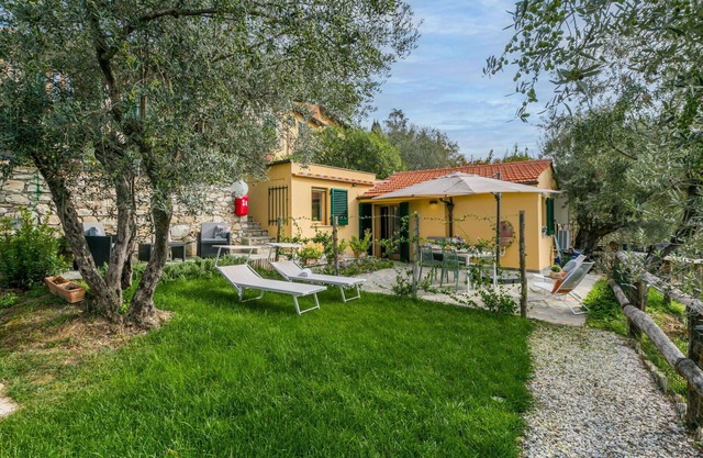 Wonderful private villa for 4 guests with pool, A/C, WIFI, TV, panoramic view and parking