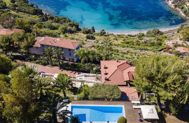 Wonderful private villa for 4 people with A/C, pool, WIFI, patio and panoramic view