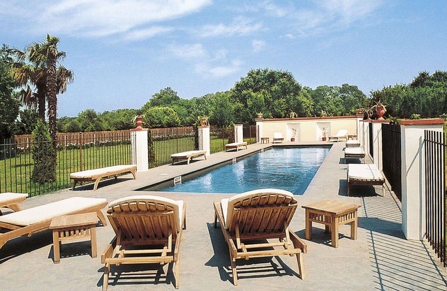 Wonderful private villa for 16 people with private pool, WIFI, TV, patio and pets allowed