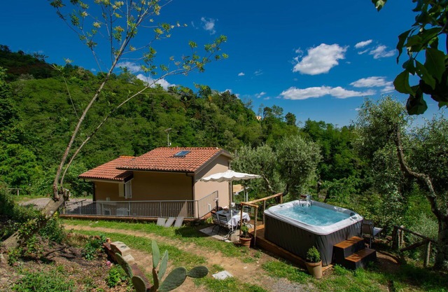 Wonderful private villa for 6 people with WIFI, private pool, hot tub, TV, patio and pets allowed