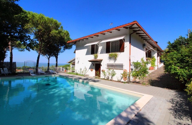 Wonderful private villa for 5 people with WIFI, pool, TV, pets allowed and parking