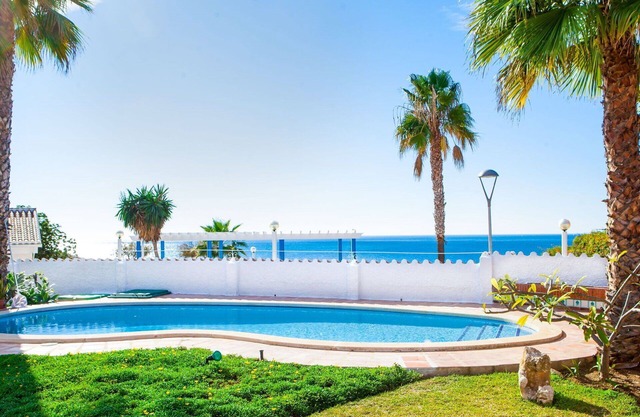 Wonderful private villa for 6 guests with hot tub, WIFI, private pool, A/C, TV and terrace