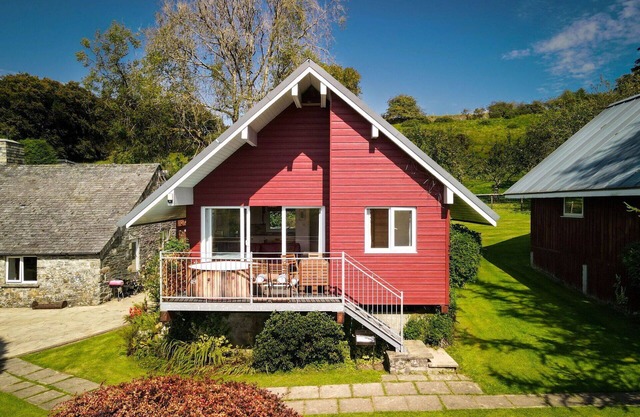 Wonderful private villa for 4 guests with hot tub, WIFI, TV, patio and parking
