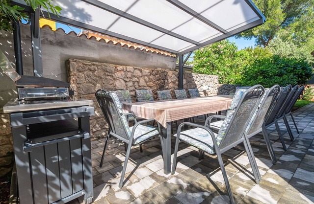 Wonderful private villa for 12 people with hot tub, WIFI, A/C, TV, patio and parking