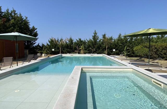 Wonderful private villa with private pool, hot tub, WIFI, A/C, TV, patio, pets allowed and parking
