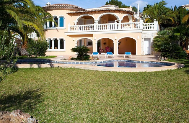 Wonderful private villa with A/C, WIFI, private pool, TV, patio, pets allowed and parking