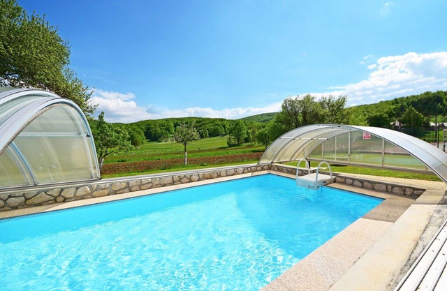 Wonderful private villa with pool, WIFI, A/C, TV, terrace, pets allowed, panoramic view and park.