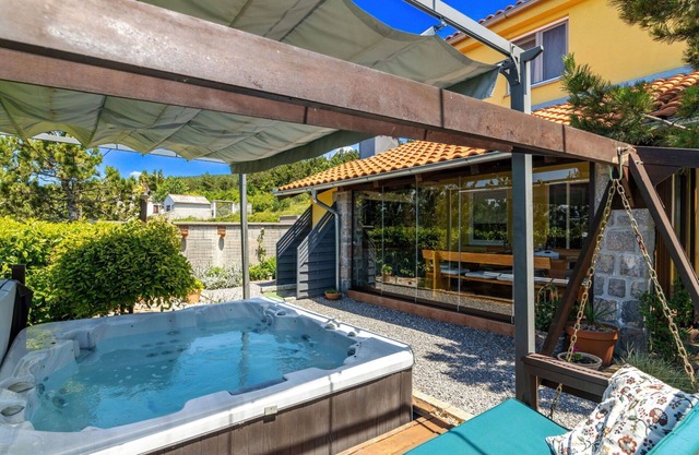 Wonderful private villa with WIFI, A/C, hot tub, private pool, TV, terrace, panoramic view, parking