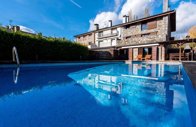 Wonderful villa for 14 people with private pool, WIFI, TV, terrace, pets allowed and parking