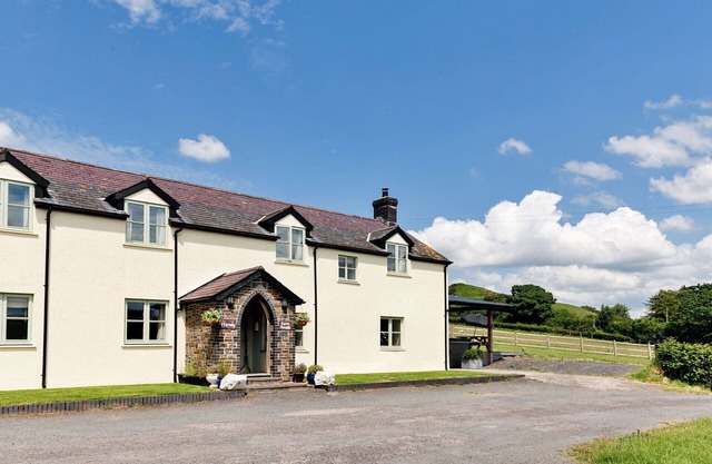 Wonderful villa for 12 people with WIFI, hot tub, pets allowed and parking