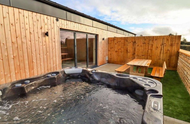 Wonderful villa for 6 people with hot tub, WIFI, pets allowed and parking