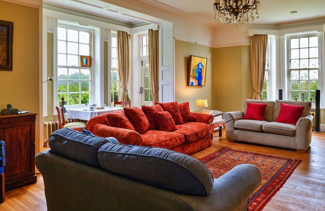 Wonderful villa for 19 guests with WIFI, hot tub, TV, terrace, pets allowed and parking