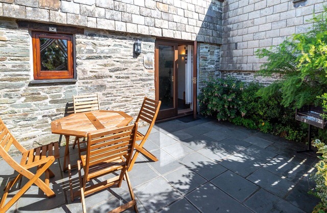 Wonderful villa for 2 people with hot tub, WIFI, TV, patio, pets allowed and parking
