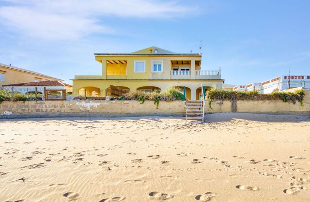 Wonderful villa for 8 guests with WIFI, TV, patio, pets allowed and parking