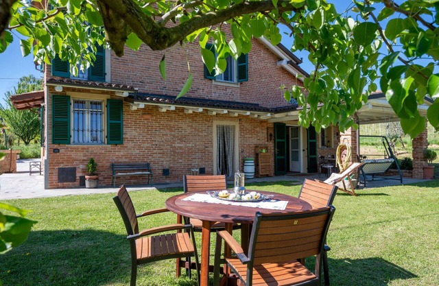 Wonderful villa for 4 guests with WIFI, TV, patio, pets allowed and parking