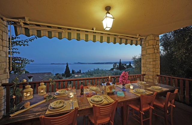 Wonderful villa for 8 people + 2 kids with POOL, LAKE VIEW, AC and big garden