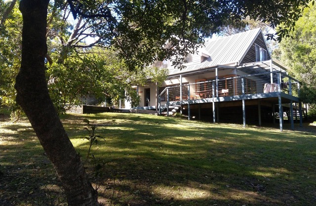 Wonga Beach House- ideally located directly above Tathra Beach!