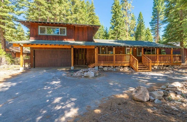 Wooded Bliss in Carnelian Bay -Pet friendly, family home!