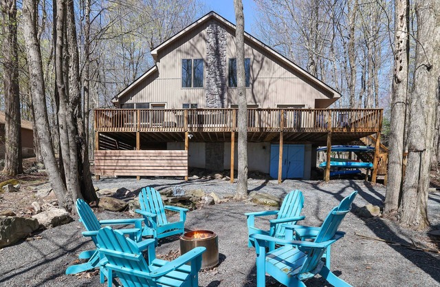 Wooded Lakeside adventure, walk to dock, 4 kid kayaks, screened porch, ping pong