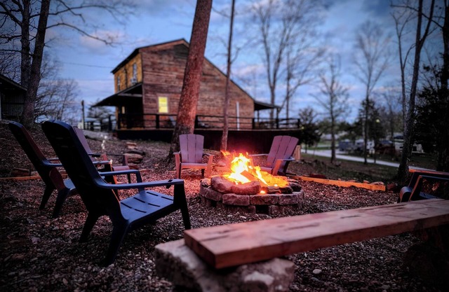 Wooded "Saltbox Cabin", Our Lake Access: 6 min walk, Kayaks!