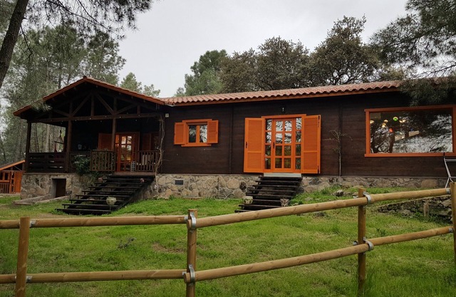 Wooden house in the woods, on a farm with horses. Very close to Madrid. Beef