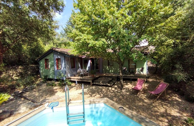 Wooden house and pool. Unoverlooked garden, quiet and shady