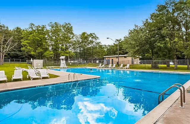 Woodland cabin in gated community with firepit, pools, tennis & lake beach