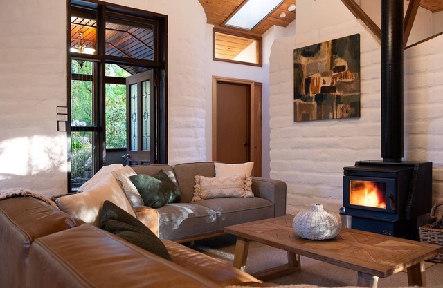 Woodland Cottage - Pet Friendly accommodation walking distance to lake Daylesford