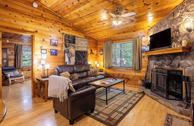 Woodland Waltz - Cozy Creekside Cabin