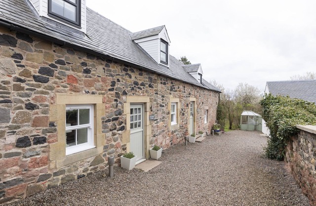 WOODMAN'S, Kelso - sweet one bedroom cottage close to Floors Castle and Kelso