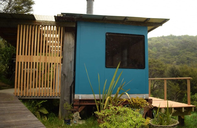 Woody Mamaku Retreat . Eco stay close to sea and nature.