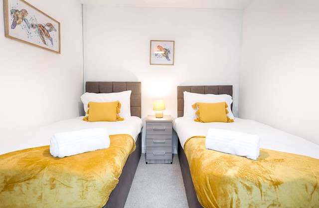 Working in Swansea? 4 Bedrooms, Parking